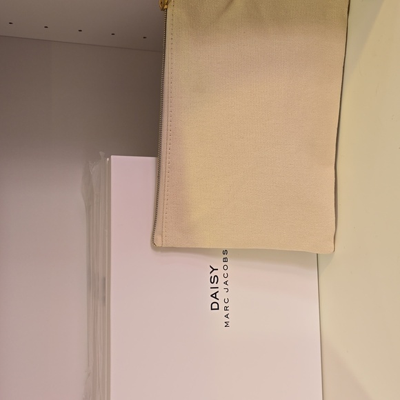 NIB Marc Jacobs Daisy Cosmetic Pouch in Cream and Gold With Travel Treats - Picture 2 of 4